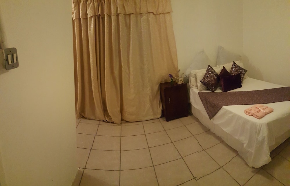 Spacious Duplex Wing,  Situated Close To Top 10 Soweto Tourist Attractions. - Soweto