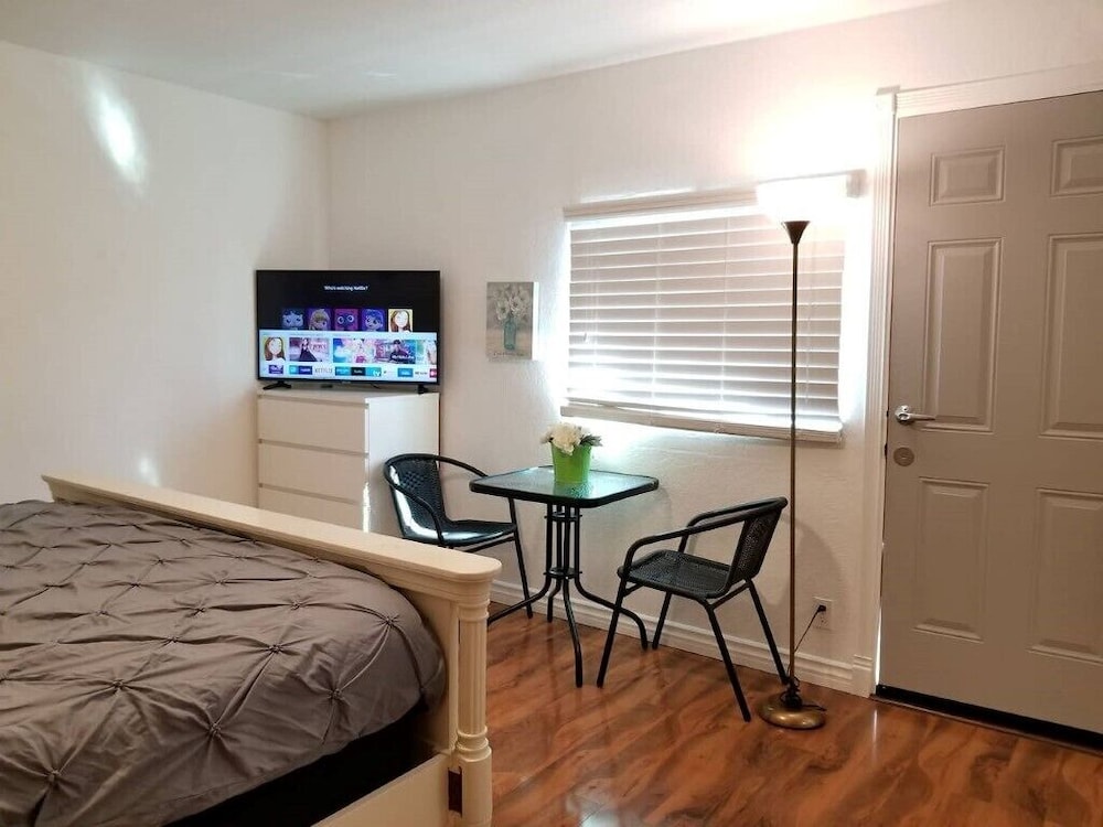 Large Master Bed Room With Private Entrance & Bath - Disney California Adventure Park, Anaheim