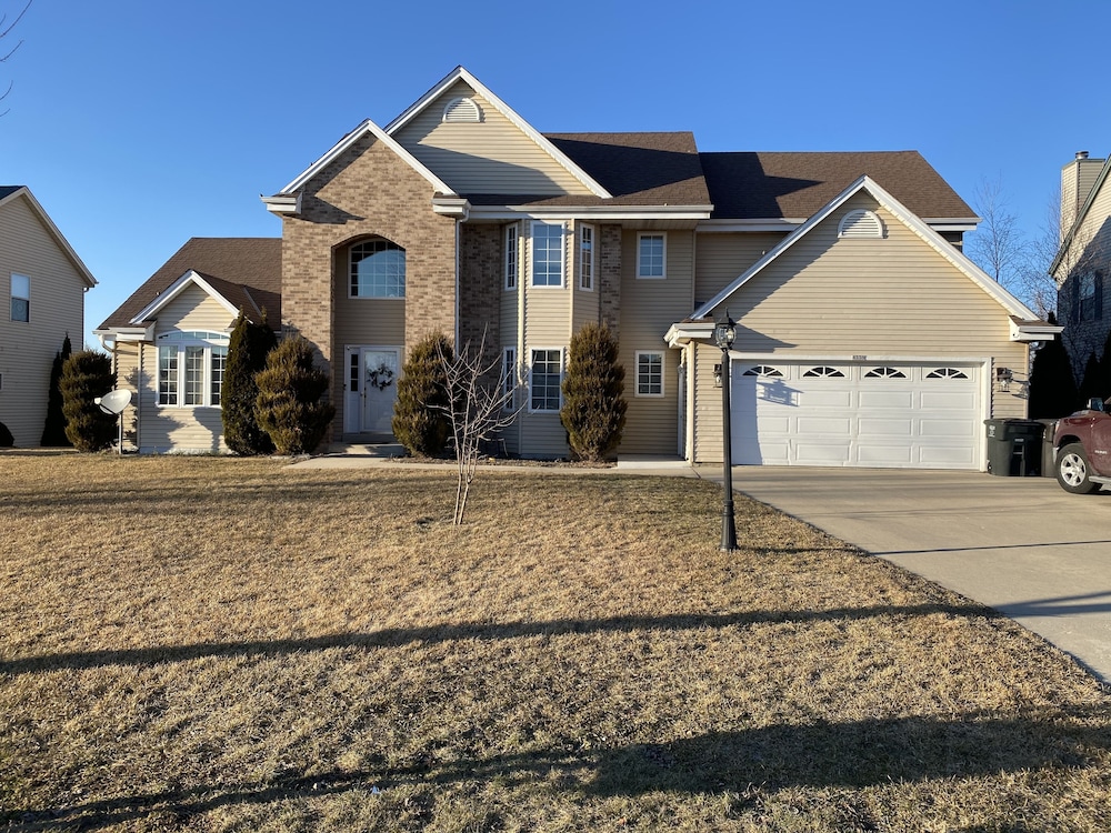Incredible Large Home Near Mke Airport 15 Mins From Downtown Available For Dnc - Oak Creek, WI