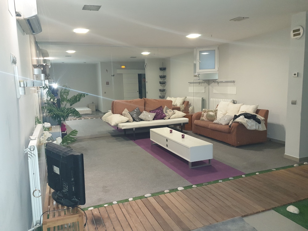 Modern Interior Diaphanous Apartment/suite With Capacity For 6 People. - Ciudad Real