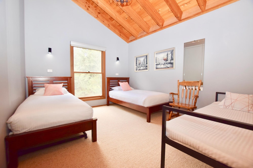 Treetops Retreat Katoomba - Comfortable 4 Bedroom Weatherboard Overlooking Spectacular Views And Close To Town - Katoomba
