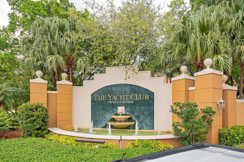 Yacht Club Aventura/ Unique Apt/ Marina View/ Free Parking-wifi - Miami Gardens, FL