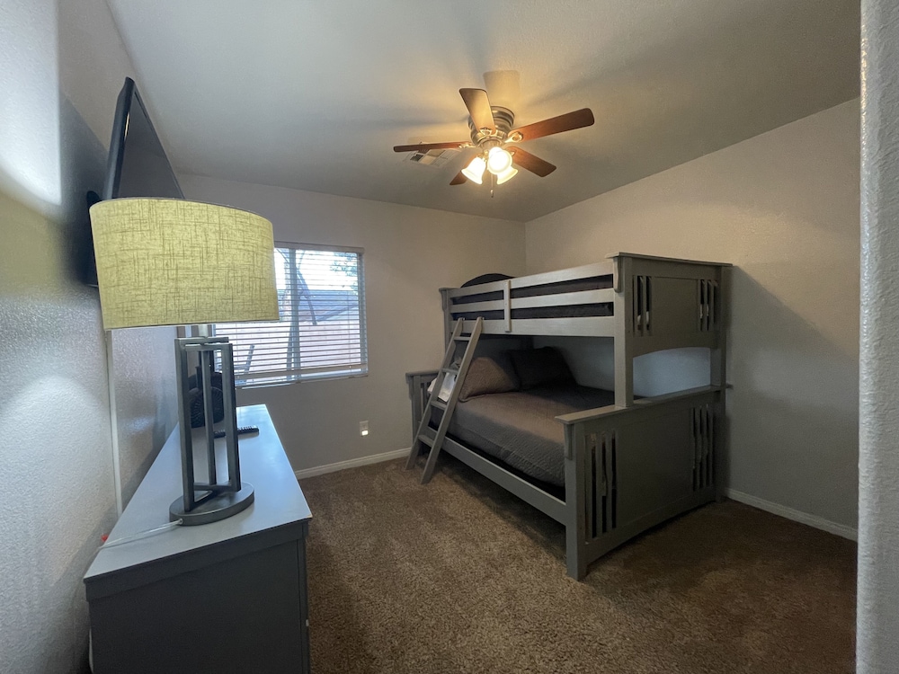Peaceful & Cozy 3 Bed With Hot Tub! - Boulder City, NV