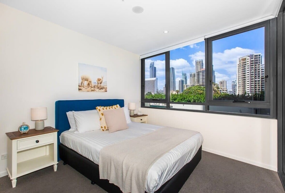 Sun Drenched Apartment In The Heart Of Surfers - Surfers Paradise