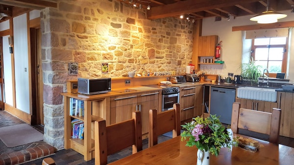 Old Shire Stables (3 Bedrooms) - Sleeps 6 Guests  In 3 Bedrooms - Castleton
