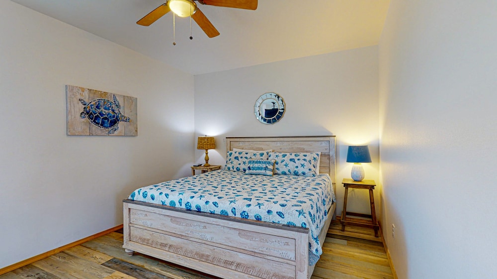 Pfc114b  Cottage Located In Town, Shared Pool, Ample Parking, Close To Restaurants! - Port Aransas, TX