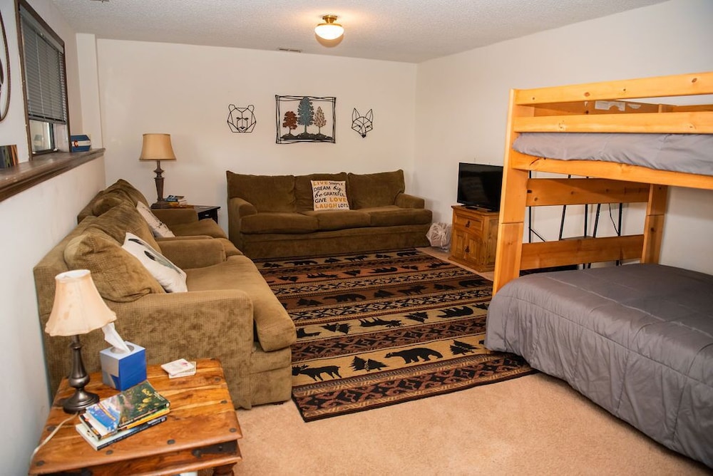 Family Space+ Central +Private Entry 2 Bedroom 1 Bath + Bunk Beds + Kitchen - Black Forest, CO