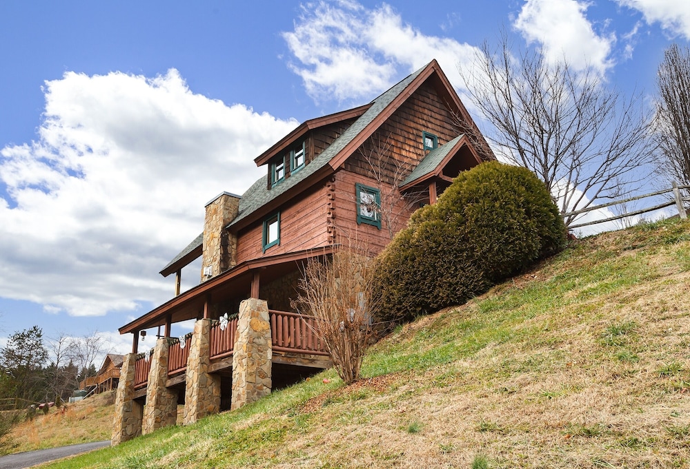 Spacious 2 Br W/hot Tub | Pool Table | Wi-fi - Sevierville, TN