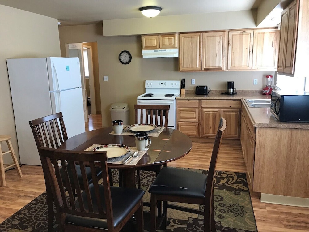 Freshly Remodeled 2 Bedroom, Full Kitchen, Living Room Suite, In Cascade Unit #2 - Cascade, MT