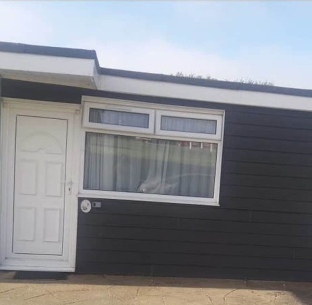 2 Bedroom Chalet Near The Beach - Isle of Wight