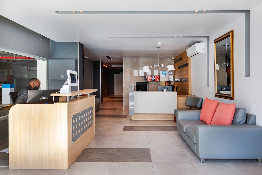Backup-powered Luxury Apartment With Panoramic City Views On Popular Bree Street - 캠스 베이