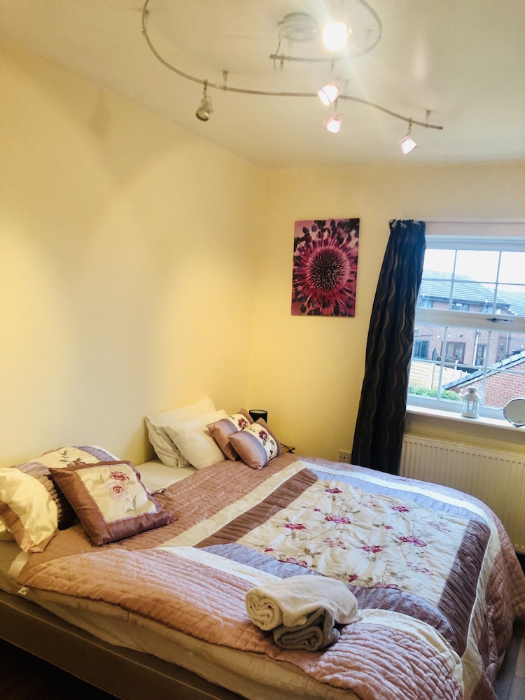 House In The Heart Of Town 15 Min From Manchester City. ( Sleeps 15+) - Bolton