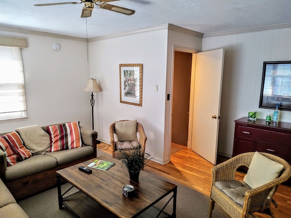 Spacious 2nd Floor Apartment, With Its Own Entrance And Off-street Parking. - Sandy Point State Park, Annapolis