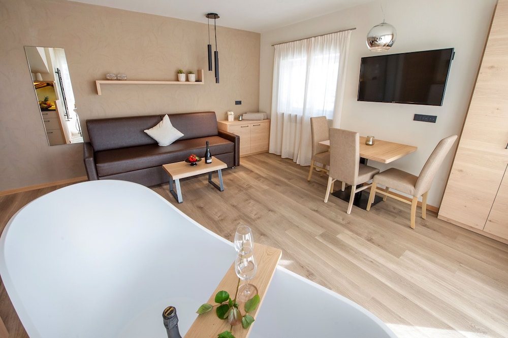 Modern Apartment "App. Gewürztraminer" With Mountain View And Shared Pool - Bolzano