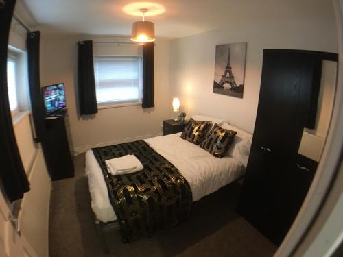 5 Bedrooms, 2 Reception Rooms, 2 Shower Rooms, Sleeps Up To 7, Parking, Free Wifi & Netflix, Large G - Corby