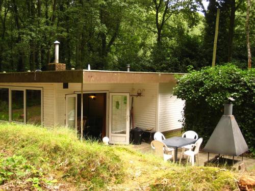 Peacefully Situated Chalet Surrounded By Woods - Maasmechelen