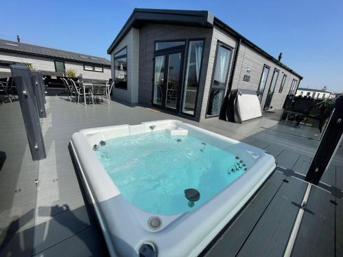 Indulgence Lakeside Lodge I3 With Hot Tub, Private Fishing Peg Situated At Tattershall Lakes Country - Lincolnshire