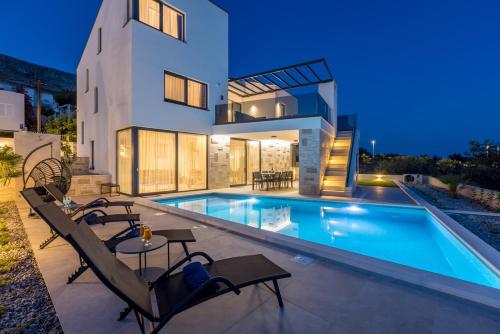 Luxury Villa Roma 1 ,With Heated Saltwater Pool, Parking, High Speed Internet, Bbq, - Podstrana
