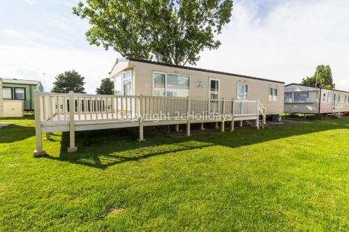 Brilliant Caravan With Decking At Seawick Holiday Park In Essex Ref 27125s - Clacton-on-Sea