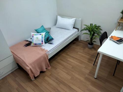 Bed & Pillow Subang Jaya By Homebrickz - Subang Jaya