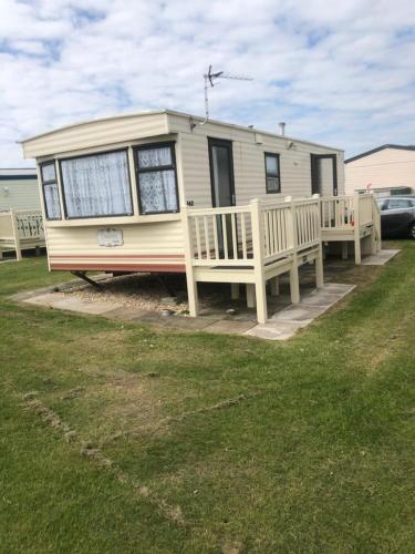 A4 The Chase 6 Berth Pet Friendly Caravan With Decking - Fantasy Island