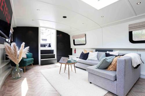 The Vatten Hus A Luxury/vip Boat - Manchester
