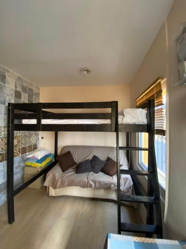 Habitacion Con Cama Alta, Con Bano Propio, En Casa De Vecinos Dormitorio Numero 1, Minibar, Aire Por - Jerez
