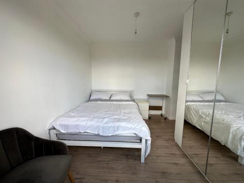Large Guest Room Overlooking London - Leyton