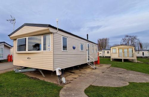 8 Berth Caravan With Wifi At Seawick Holiday Park Ref 27025r - Clacton-on-Sea