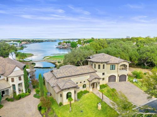 Luxury Lakeside Villa With Lake Lbj Access, Electric Boat Lift, & Countless Amenities - Horseshoe Bay, TX