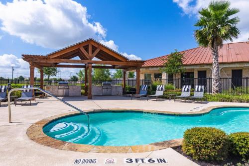 Bright And Spacious Apartments With Gym And Pool Access At Century Stone Hill North In Pflugerville, - Pflugerville, TX