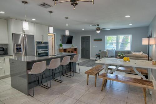 Salt Water Heated Pool Home With A Tiki Bar, A Garage Game Room And 4 Bikes - Vineyards, FL