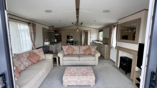 Luxury Hotub Lodge With Lake View At Tattershall Lakes - リンカンシャー