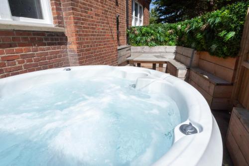 2 The Old Schoolhouse: En-suite, Hot Tub, Parking, Pets - Whitstable