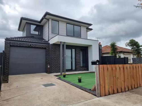 Rosie Townhouse - Modern Home In Sunshine - St Albans, Australia