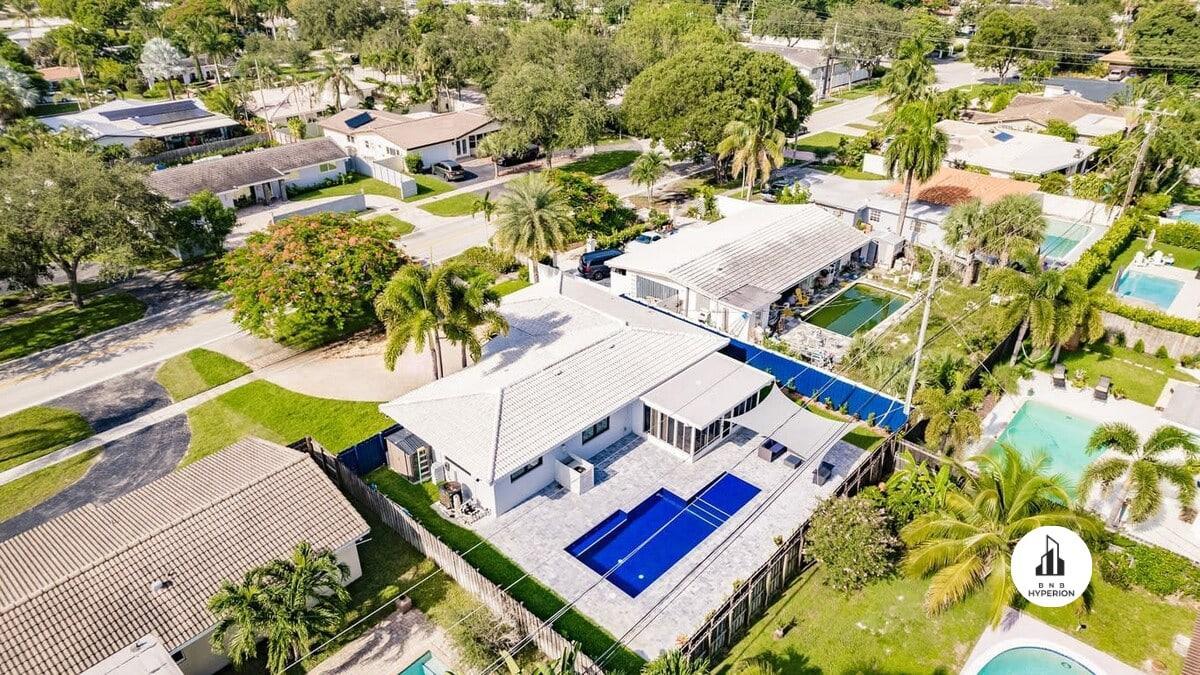 Modern & Spacious Home With Pool & Jacuzzi - Pompano Beach, FL