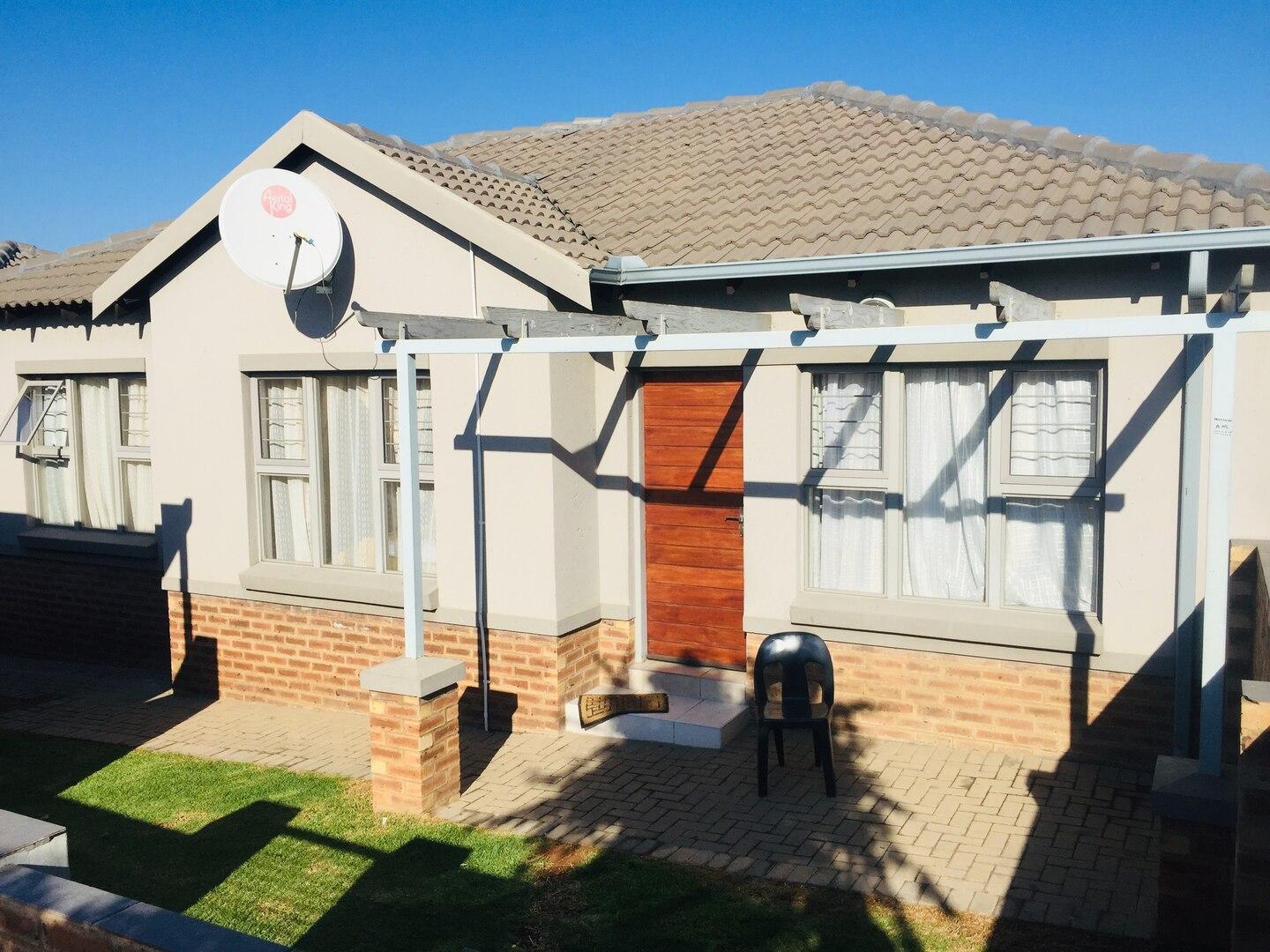 Cheerful 2 Bedroom In Secure Estates - Witbank