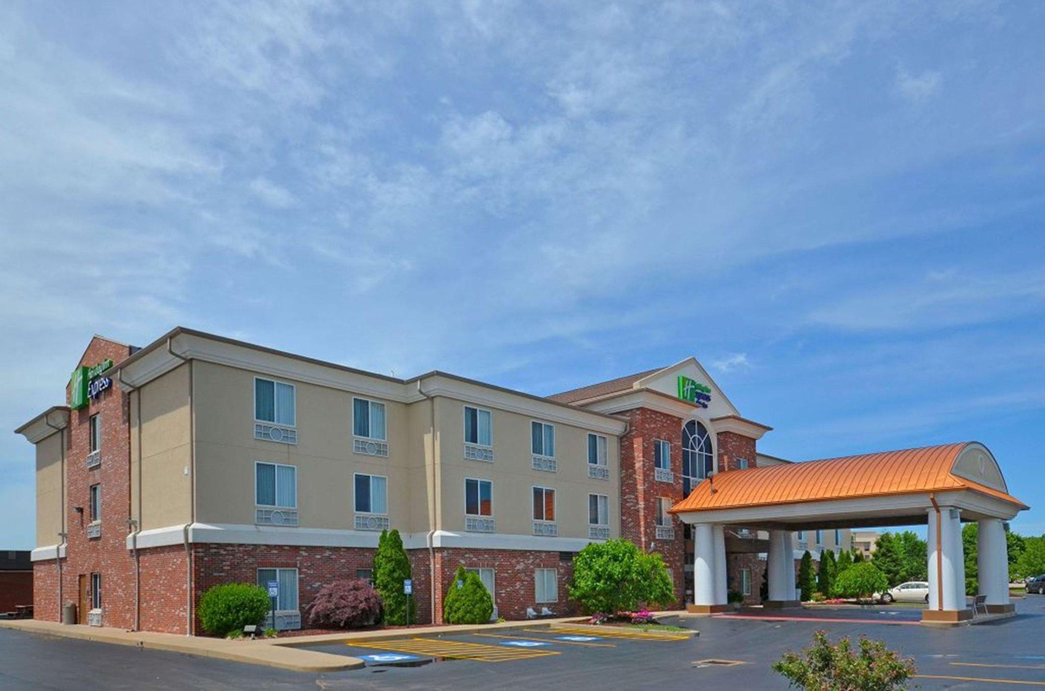Holiday Inn Express Hotel & Suites Farmington - Farmington, MO