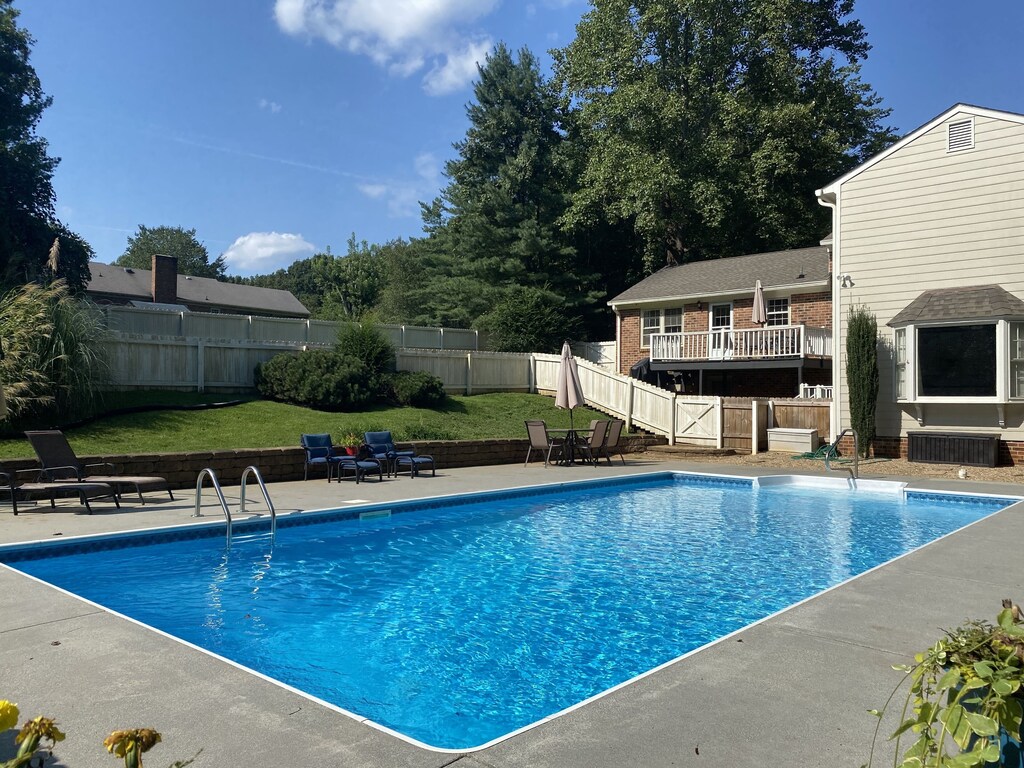 Family retreat with pool, 1 mile from liberty university - Lynchburg, VA