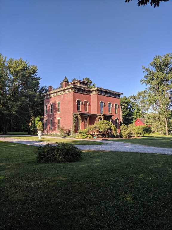 Historic mansion in quiet neighborhood surrounded by trees, near baldwin wallace - Berea, OH