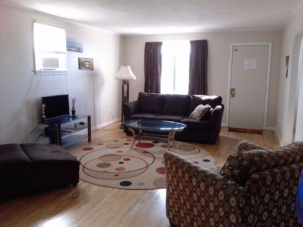 2 bedroom downtown apartment with off street parking. - Devils Lake