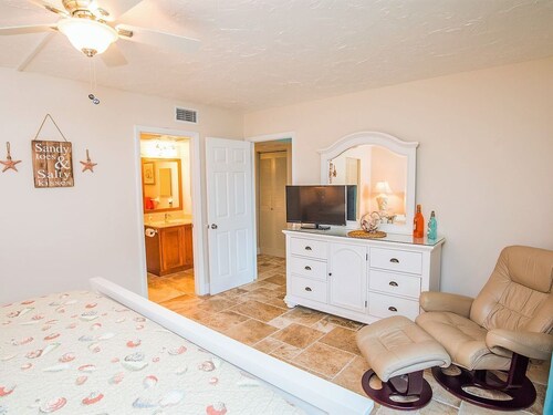 On beach, beautifully remodeled condo, w/ fully equipped kitchen. heated pool! - Siesta Key