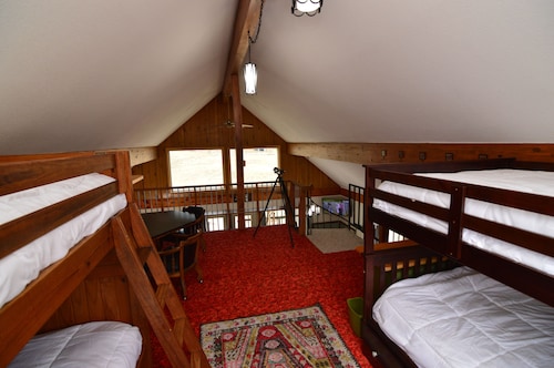 Cozy basecamp for families & fido + hot tub, fire pit, & amazing views - Red River