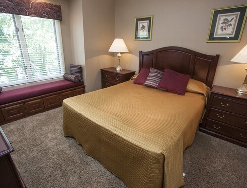 Beautiful 1 bedroom unit at resort, sleeps 4 - Branson West, MO