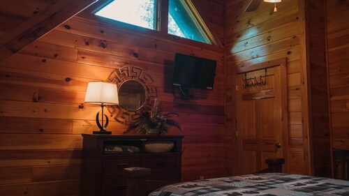 Bear tales too! luxury cabin ~ sleeps 8 ~ best resort location in pigeon forge! - Pigeon Forge