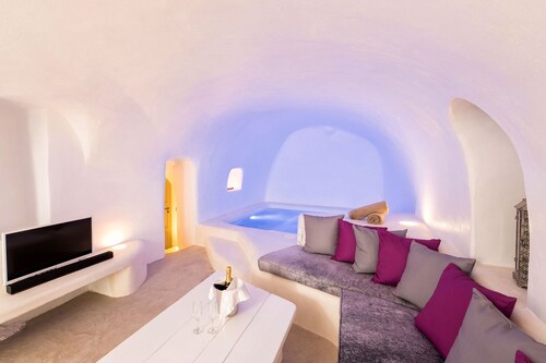 R 925 zeus villa with with private heated tub, maid service & free internet - Santorini