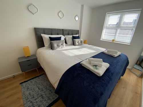 Maries serviced apartment b, 2 beds , river view, (free underground parking) - Bedford