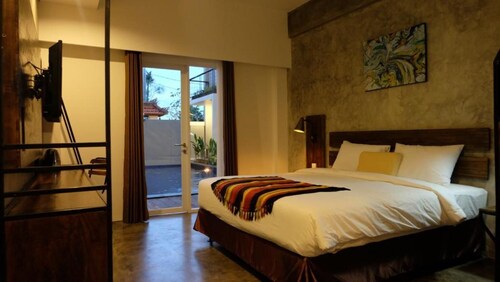 Guesthouse 10 adult plus breakfast at evening entertainment canggu - Bali