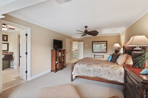 Luxurious 4br/4ba townhome located in the heart of harbour town - sleeps 8 - Tybee Island