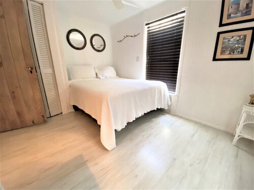Siesta key  2 bed/1bath villa,1500 ft from beach, barefoot bungalows -"gull" - Siesta Key